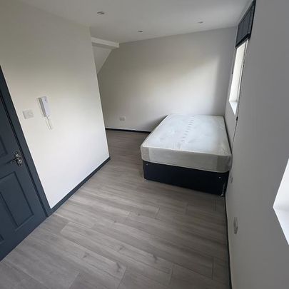 103 Raymond Crescent , GuildfordProperty for lettings - Seymours - Photo 1