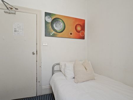Redfern - Photo 2