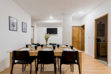 Modern double room in calle Martin de los Heros - Photo 5