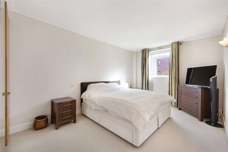 A three bedroom apartment on the second floor of a purpose built block in St Johns Wood - Photo 3