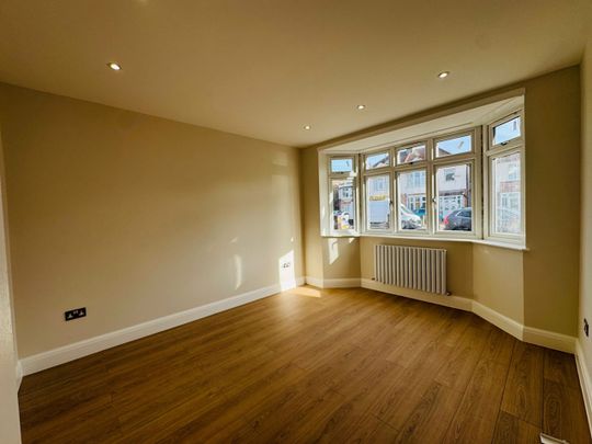 5 Bed Terraced House, Broomhill Road, IG3 - Photo 1