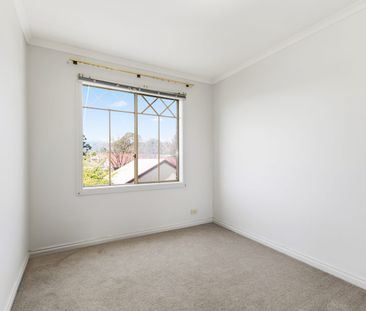 Refreshed City Fringe Townhouse - Photo 2