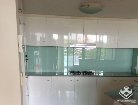 2 BEDROOM UF RIVERFRONT APT - Photo 3