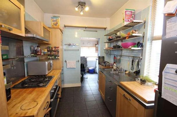 Wells House Road, North Acton, NW10 - Photo 1