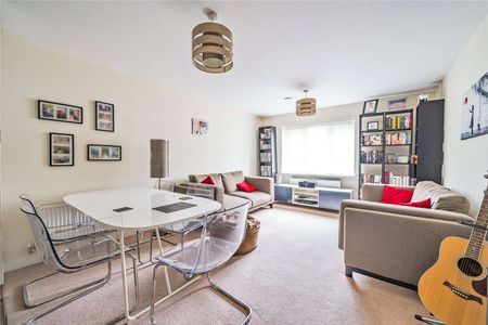 A contemporary ground floor apartment set in a popular development. - Photo 4