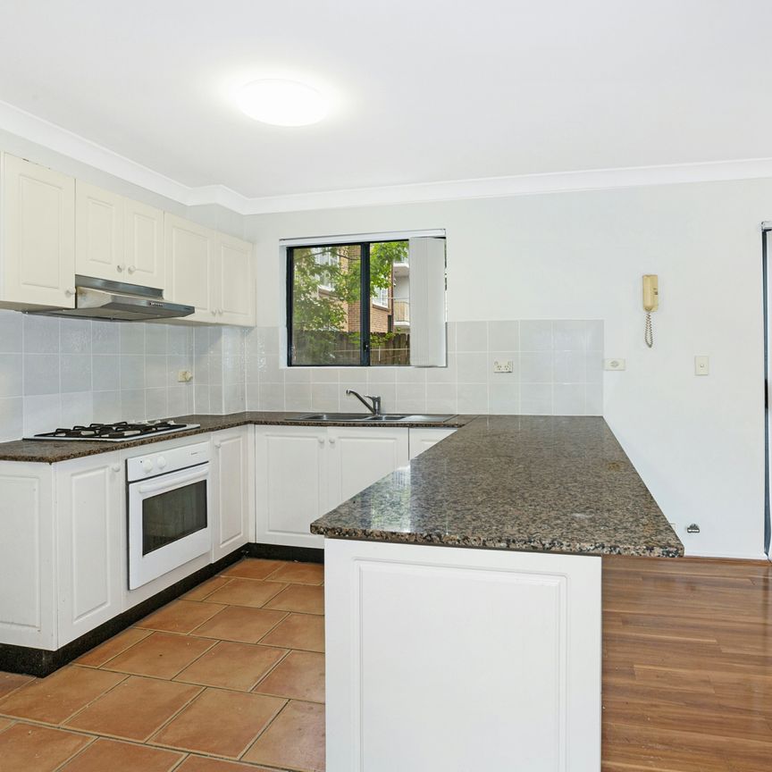 Spacious 3 Bedroom Apartment with Courtyard and Secure Parking - Photo 1