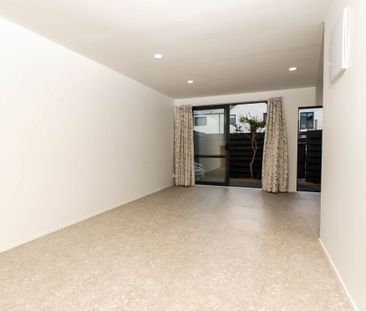 Modern & Convenient Two-Bedroom Townhouse in Mount Eden - Photo 4