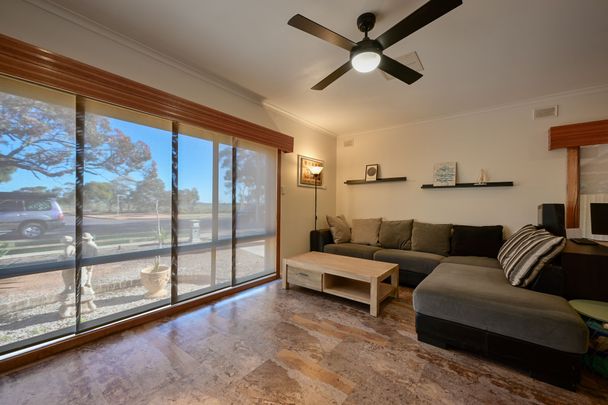 Spacious 3-Bedroom Family Home for Rent - Photo 1