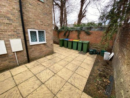 1 bedroom in a house share to rent - Photo 3
