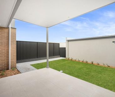 Modern Luxury Awaits: 3 Bedroom Terrace in Prime Willowdale Location - Photo 2