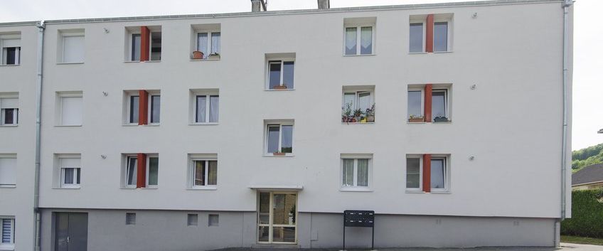 appartement de type 4 au 3ème étage comprenant 3 chambres fermées, un salon, une cuisine et une salle de bain situé rue Monge à Nouzonville. - Photo 1