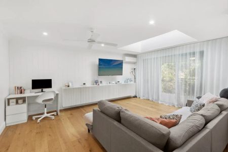 “Spacious, Top-Floor Appeal” - Photo 2