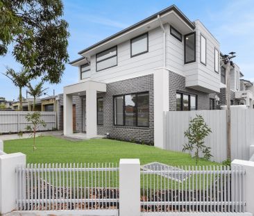 Designer Living in Bayside Locale - Photo 3