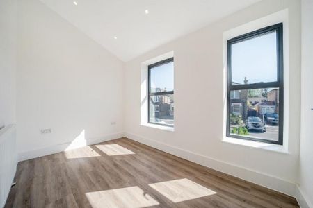 4 bedroom semi-detached house to rent - Photo 4