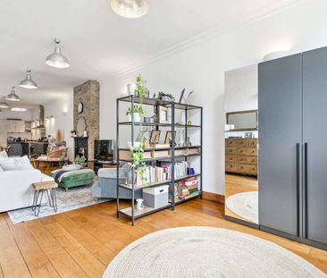 An incredibly bright and spacious three bedroom apartment with impr... - Photo 2