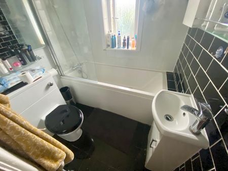 3 bedroom detached house to rent - Photo 4