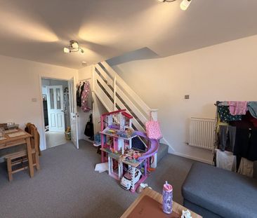 2 bedroom mews to rent - Photo 3