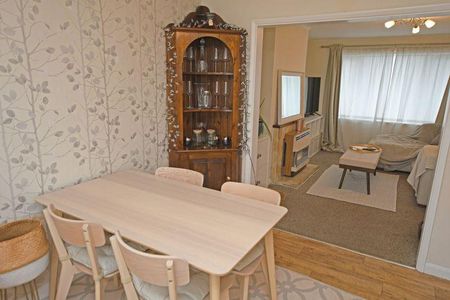 3 bedroom semi-detached house to rent - Photo 2