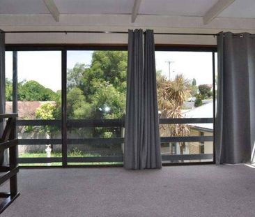 LARGE 5 BEDROOM HOME - Photo 2