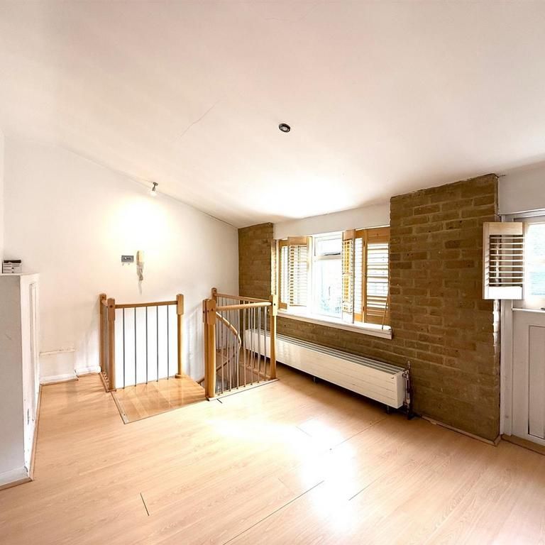 2 bedroom mews to rent - Photo 1