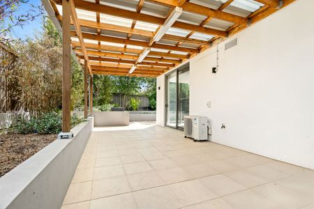 Modern Two Storey Apartment - Central Location - Photo 4