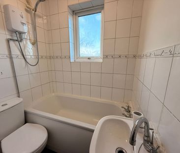 Beautifully Refurbished 2-Bed Home with Modern Kitchen & Spacious L... - Photo 3