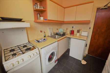 2 bedroom Flat in Harold Grove, Leeds - Photo 5