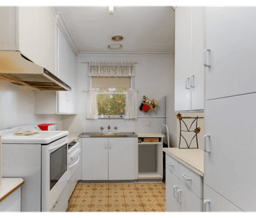 Spacious Family Home - Photo 2