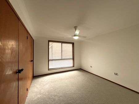 Spacious 4-Bedroom Family Home with River Views - Photo 4