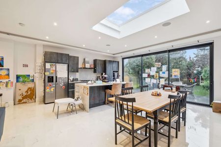 Fabulous five bedroom family home close to Kew Gardens - Photo 4