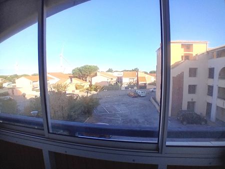 A LOUER STUDIO MEUBLE PORT LA NOUVELLE - Photo 2