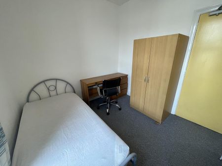 1 bedroom in a house share to rent - Photo 4