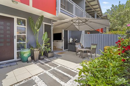 Contemporary Tri Level Townhouse in a Premium Locale - Photo 2