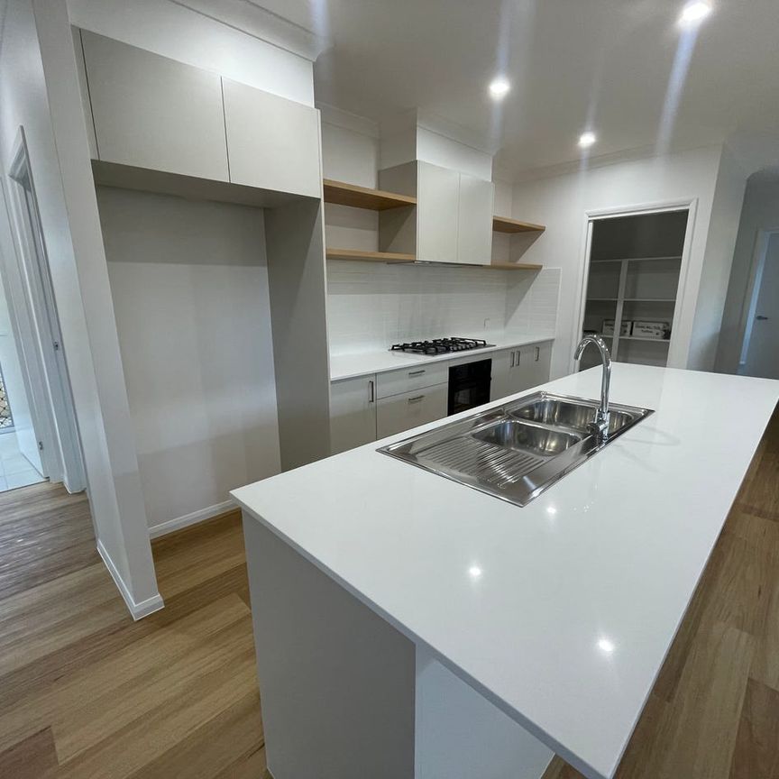 low maintenance family home - Photo 1