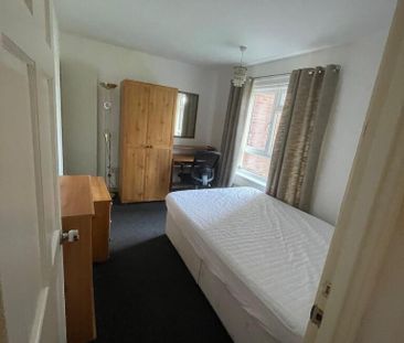 3 bedroom flat to rent - Photo 3