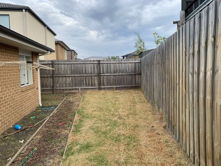 Spacious 4-Bedroom Home in Prime Greenvale Location! - Photo 2