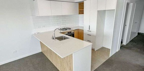 Modern 2-Bedroom Apartment in Flat Bush! - Photo 2