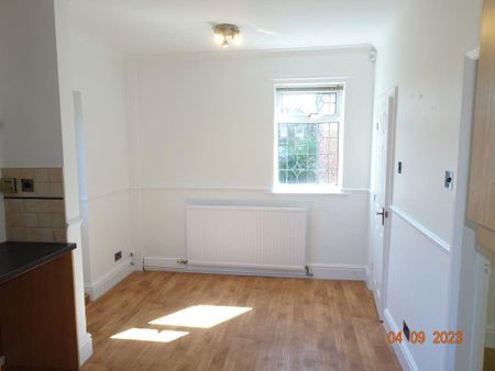 2 bedroom semi-detached house to rent - Photo 3