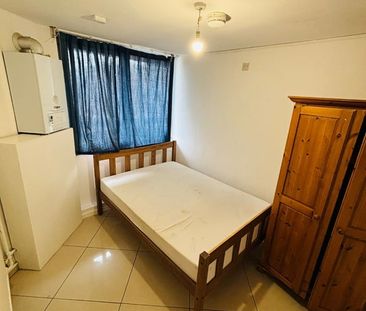 Room in a Shared Flat, Couples Allowed, SW8 - Photo 4