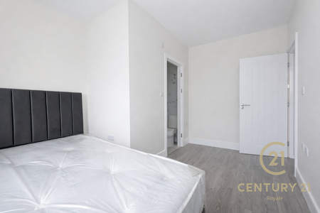 1 bedroom in a house share to rent - Photo 3