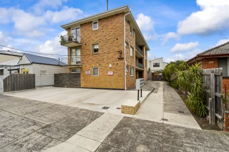 Cozy, Ground Floor Apartment with Easy, First-Come-First-Served Scramble Parking! PERMIT PARKING AVAILABLE TOO* - Photo 3