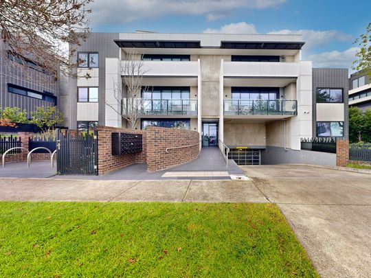 Supersized Ground Floor Apartment with Courtyard - Photo 1