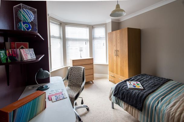 6 Bed End Terrace, Kimbolton Avenue, NG7 - Photo 1