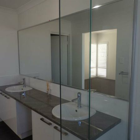 Stunning 4-Bedroom Rental House in Desirable Meadow Springs Neighborhood - Photo 4