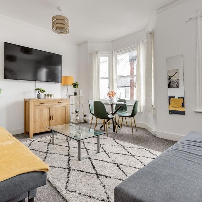 3 bedroom flat to rent - Photo 1