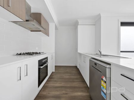 ROCKBANK GEM MOVE IN READY 3 BEDROOM FAMILY HOME - Photo 4