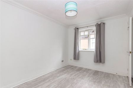 Avon Close, - Photo 4