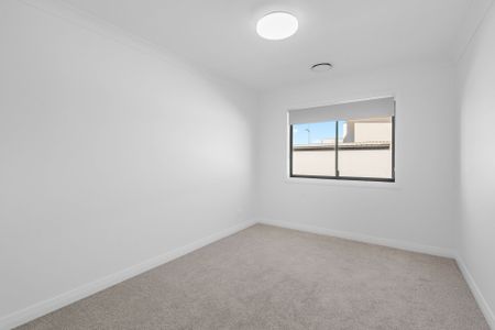 Luxe Family Retreat in Oran Park - Photo 5