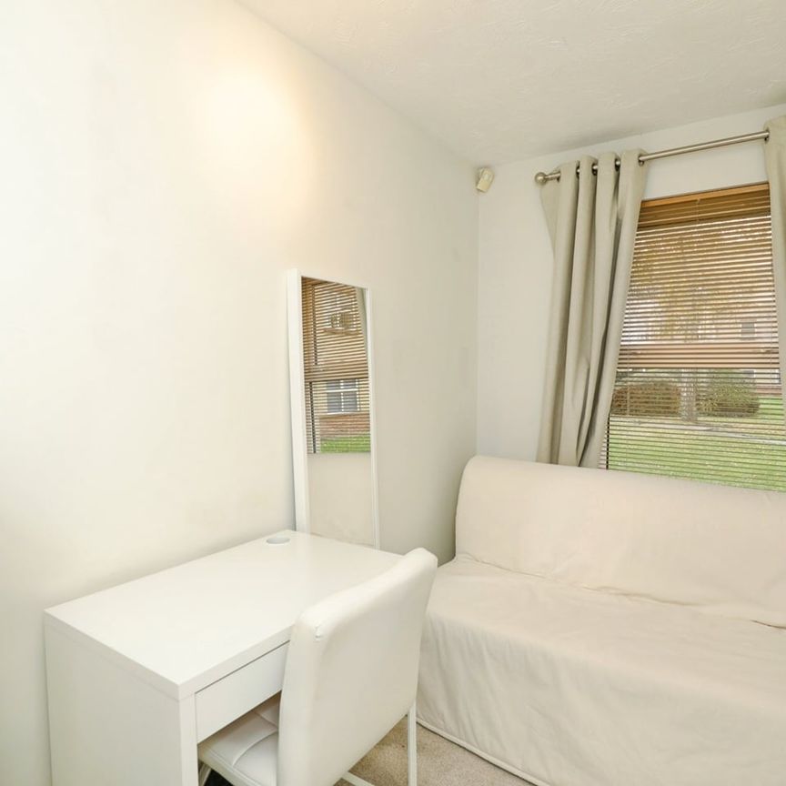 2 Bed Flat, Monmouth Close, W4 - Photo 1