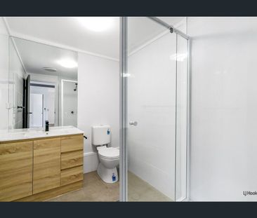 Stylish Modern One-Bedroom Apartment - Photo 4